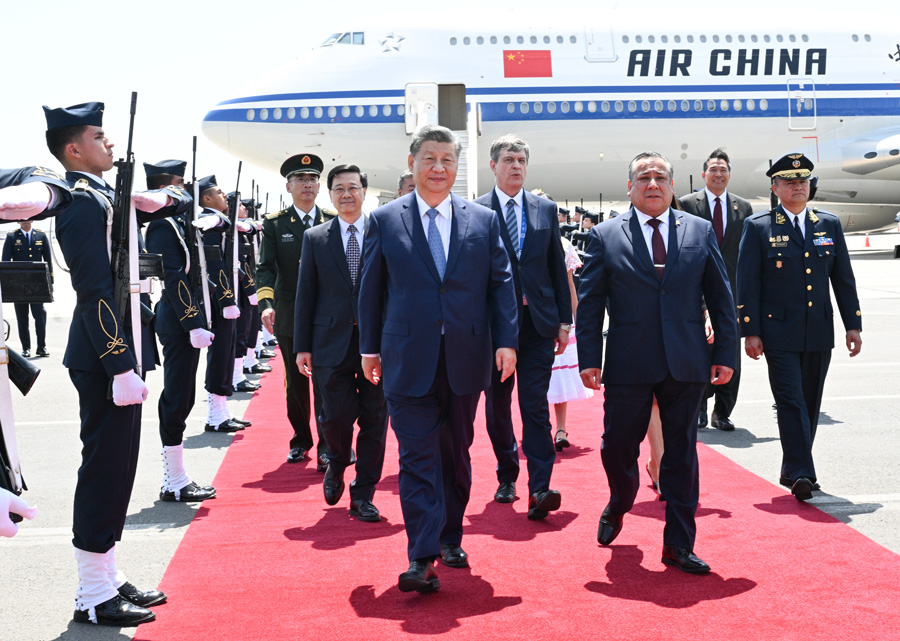习近平抵达利马并对秘鲁进行国事访问