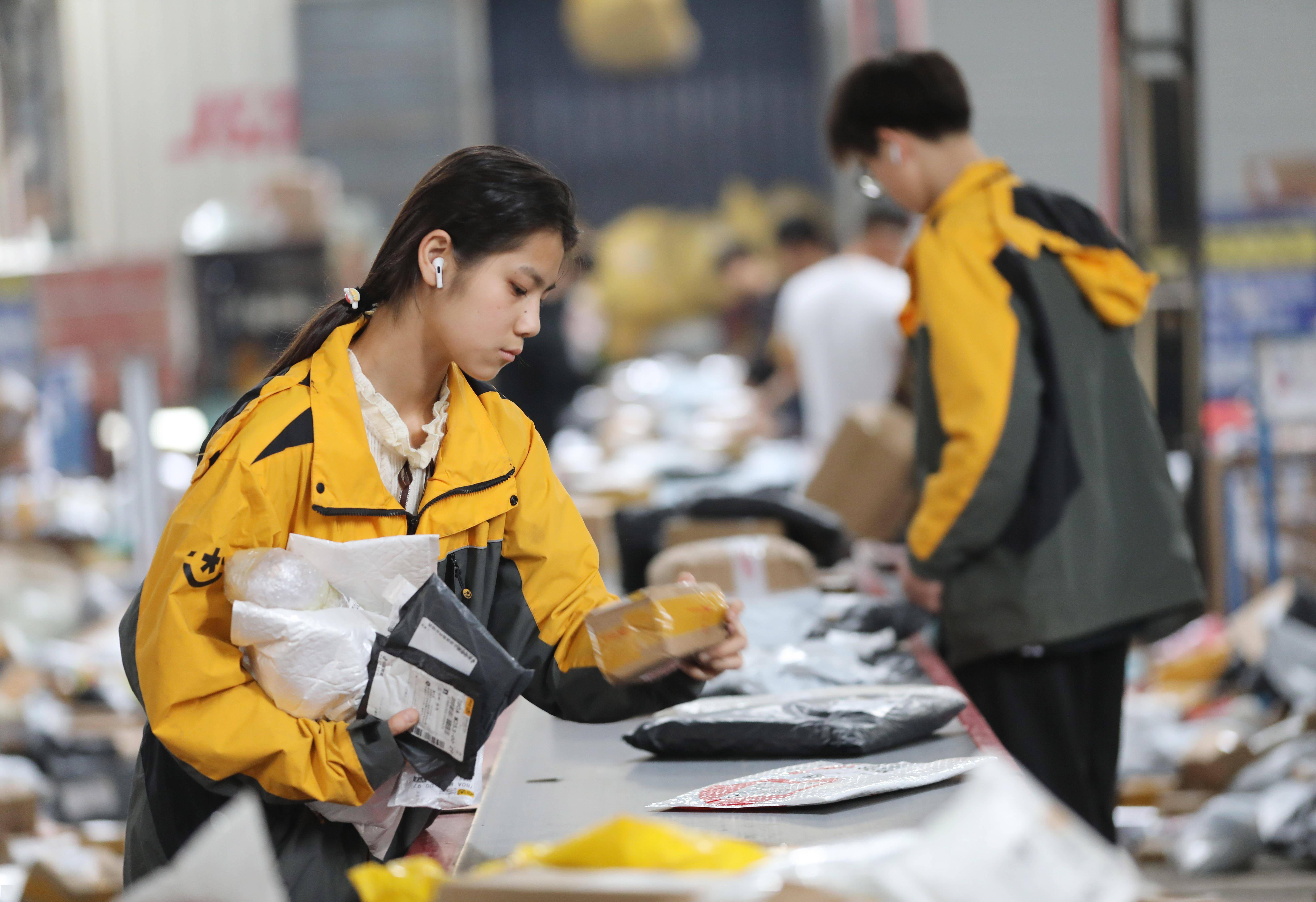 我国快递年业务量首次突破1500亿件